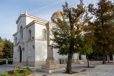 Atina, Yunanistan. Kasım 2021. Şehir merkezindeki Yunan Ortodoks Kilisesi 'nin dış görünüşü