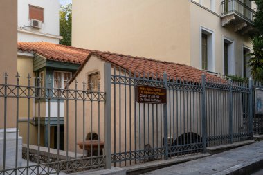 Atina, Yunanistan. Kasım 2021, şehir merkezindeki küçük Anya Irini kilisesinin dış görünüşü.