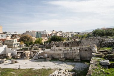 Atina, Yunanistan. Kasım 2021. Romalılar tarafından MÖ 19 ve MÖ 11 yılları arasında inşa edilmiş Roma Agorası 'nın bir yaşamı. Sütunlar ve sekizgen kuleyle