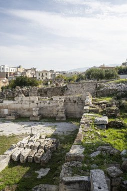 Atina, Yunanistan. Kasım 2021. Romalılar tarafından MÖ 19 ve MÖ 11 yılları arasında inşa edilmiş Roma Agorası 'nın bir yaşamı. Sütunlar ve sekizgen kuleyle