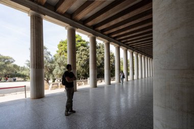 Atina, Yunanistan. Kasım 2021 'de şehir merkezindeki Agora müzesi binasının dış sütunlarının panoramik görüntüsü