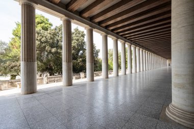 Atina, Yunanistan. Kasım 2021 'de şehir merkezindeki Agora müzesi binasının dış sütunlarının panoramik görüntüsü