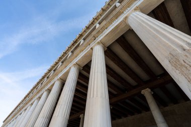 Atina, Yunanistan. Kasım 2021 'de şehir merkezindeki Agora müzesi binasının dış sütunlarının panoramik görüntüsü