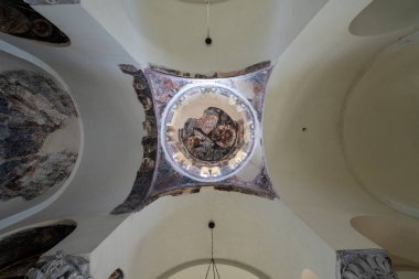 Atina, Yunanistan. Kasım 2021. Kutsal havarilerin kilisesinin içinde antik Agora 'nın arkeolojik bölgesinde, şehir merkezinde.