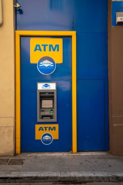 Atina, Yunanistan. Kasım 2021. Şehir merkezindeki bir caddede ATM
