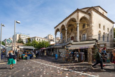 Atina, Yunanistan. Kasım 2021. Monastiraki Meydanı 'ndaki Tzisdarakis Camii' nin dış görünüşü