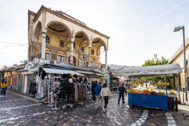 Atina, Yunanistan. Kasım 2021. Monastiraki Meydanı 'ndaki Tzisdarakis Camii' nin dış görünüşü