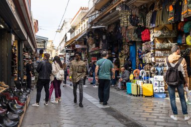 Atina, Yunanistan. Kasım 2021 Arthens bit pazarında insanlar yürüyor