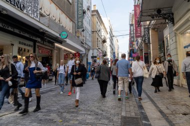 Atina, Yunanistan. Kasım 2021 'de Ermou caddesinde alışveriş için gezinen insanlar