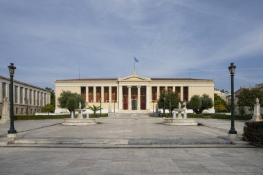 Atina, Yunanistan. Kasım 2021 Atina 'nın şehir merkezindeki üniversite binasının dış görüntüsü