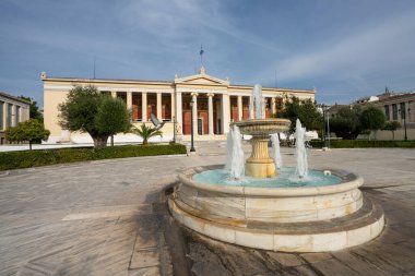 Atina, Yunanistan. Kasım 2021 Atina Üniversitesi binasının önündeki çeşme.
