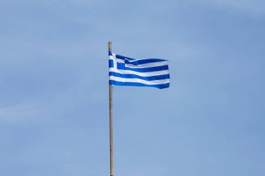 Atina, Yunanistan. Kasım 2021 Gökyüzünde dalgalanan Yunan bayrağı.