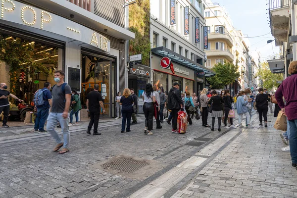 Atina, Yunanistan. Kasım 2021 'de Ermou caddesinde alışveriş için gezinen insanlar