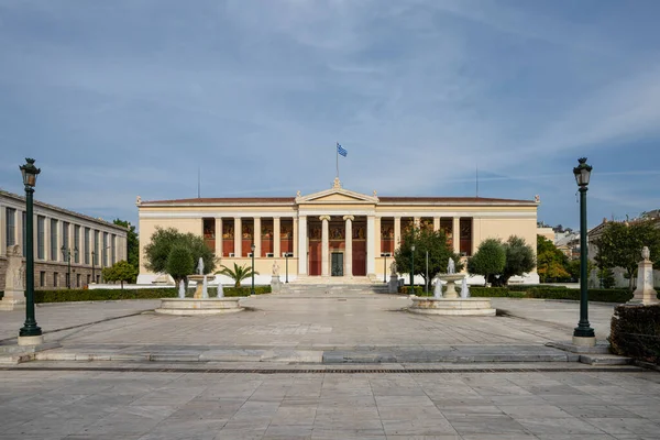 Atina, Yunanistan. Kasım 2021 Atina 'nın şehir merkezindeki üniversite binasının dış görüntüsü