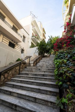 Atina, Yunanistan. Kasım 2021 'de şehir merkezindeki Lycabettus tepesine çıkan merdiven..