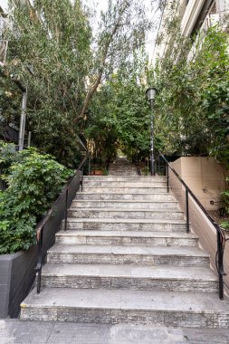 Atina, Yunanistan. Kasım 2021 'de şehir merkezindeki Lycabettus tepesine çıkan merdiven..