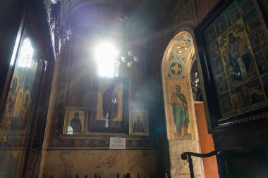 Atina, Yunanistan. Kasım 2021 'de şehir merkezindeki Kapnikarea kilisesinin iç manzarası.