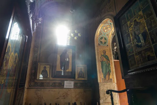 Atina, Yunanistan. Kasım 2021 'de şehir merkezindeki Kapnikarea kilisesinin iç manzarası.