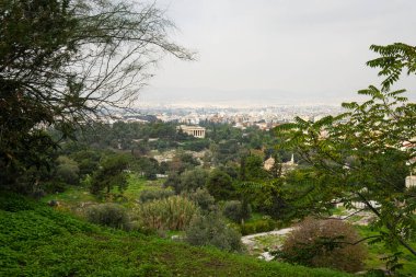 Atina, Yunanistan. Kasım 2021 'de Hephaestus tapınağının şehir merkezindeki antik Agora arkeolojik alanındaki görüntüsü.