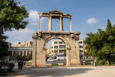 Atina, Yunanistan. Kasım 2021 'de Hadrian' ın şehir merkezindeki kemerinin görüntüsü