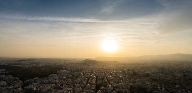 Atina, Yunanistan. Kasım 2021, Lycabettus tepesinden gün batımında şehrin hava görüntüsü.