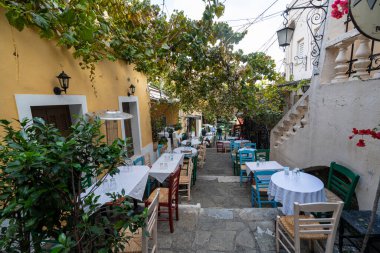 Atina, Yunanistan. Kasım 2021. Şehir merkezinin dar sokaklarındaki tipik açık hava barları.