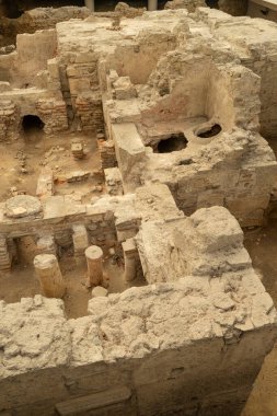 Atina, Yunanistan. Kasım 2021 'de şehir merkezindeki Roma hamamlarının arkeolojik manzarası