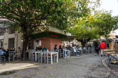 Atina, Yunanistan. Kasım 2021. Şehir merkezinin dar sokaklarındaki tipik açık hava barları.