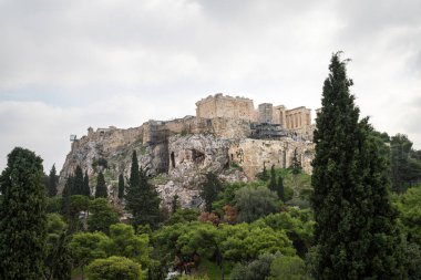 Atina, Yunanistan. Kasım 2021 'de şehir merkezindeki Akropolis Tepesi manzarası