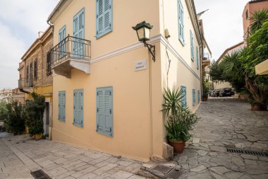 Atina, Yunanistan. Kasım 2021 'de şehir merkezindeki Akropolis Tepesi' nin eteklerindeki dar sokaklar görülüyor.