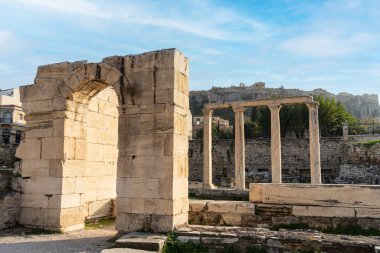 Atina, Yunanistan. Kasım 2021 Hadrian 'ın şehir merkezindeki kütüphanesinin arkeolojik alanı.