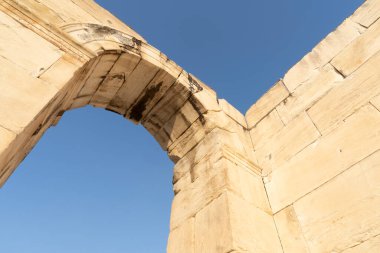 Atina, Yunanistan. Kasım 2021 Hadrian 'ın şehir merkezindeki kütüphanesinin arkeolojik alanı.