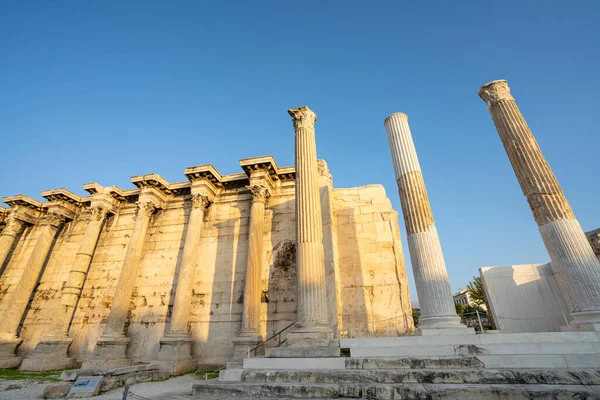 ギリシャのアテネ 2021年11月市内中心部にあるハドリアヌス図書館遺跡の植民地時代 — ストック写真