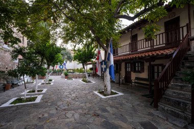 Atina, Yunanistan. Kasım 2021 'de Kolokynthi' nin Kutsal Silahsızlar Kilisesi 'nin avlusu Kutsal Mezar' ın Metochion 'u.