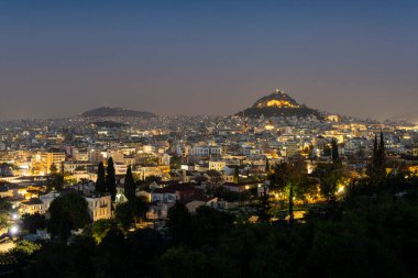 Atina, Yunanistan. Kasım 2021. Gün batımında şehrin ve Lycabettus Tepesinin havadan görüntüsü.