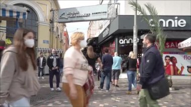 Atina, Yunanistan. Kasım 2021 Atina bit pazarında insanlar yürüyor