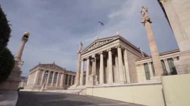 Atina, Yunanistan. Kasım 2021 Atina Akademi binasının şehir merkezindeki dış görüntüsü