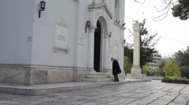 Atina, Yunanistan. Kasım 2021. Şehir merkezindeki Yunan Ortodoks Kilisesi 'nin dış görünüşü