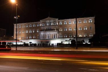 Atina, Yunanistan. Kasım 2021 'de şehir merkezindeki Yunan parlamentosu binasının dış görünüşü