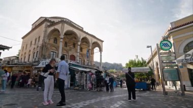 Atina, Yunanistan. Kasım 2021. Arka planda Tzisdarakis Camii ile Monastiraki Meydanı 'ndan geçen insanların zaman atlamalı görüntüsü