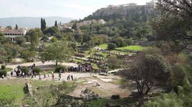 Atina, Yunanistan. Kasım 2021 'de Parthenon Tepesi' nin şehir merkezindeki antik Agora arkeoloji parkındaki görüntüsü.