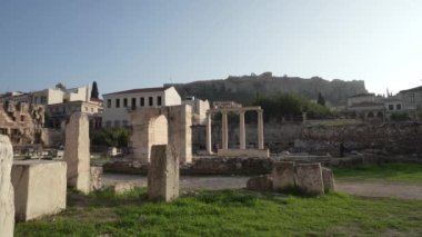 Atina, Yunanistan. Kasım 2021 'de Parthenon Tepesi' nin şehir merkezindeki antik Agora arkeoloji parkındaki görüntüsü.