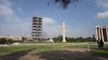 Atina, Yunanistan. Kasım 2021. Uçsuz bucaksız tapınak M.Ö. 6. yüzyılda başladı. Zeus 'a adanmış daha da eski bir açık hava tapınağında..