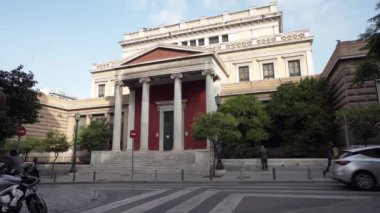 Atina, Yunanistan. Kasım 2021. Şehir merkezindeki eski Yunan parlamentosunun dış görünümü
