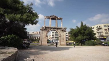 Atina, Yunanistan. Kasım 2021 'de Hadrian' ın şehir merkezindeki kemerinin görüntüsü