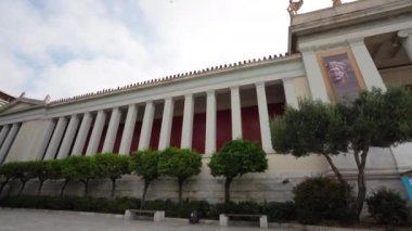 Atina, Yunanistan. Kasım 2021 'de Neoklasik Sanat ve Antik Yunanistan Arkeolojisi Müzesi' nin dış görünüşü ortada yer aldı.