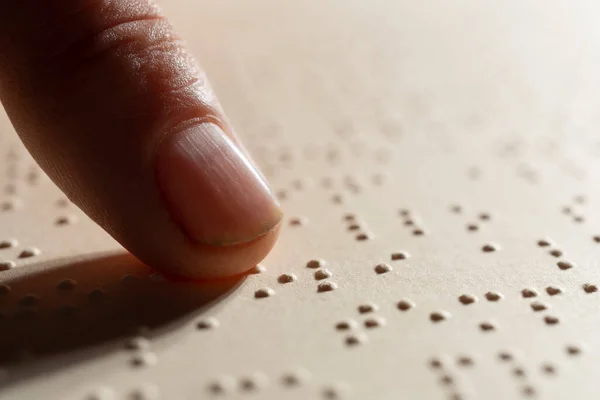 Dedo Após Leitura Uma Página Escrita Alfabeto Braille Sistema Tátil — Fotografia de Stock