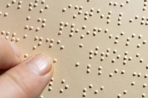 Doigt Suite Lecture Une Page Écrite Dans Alphabet Braille Système — Photo