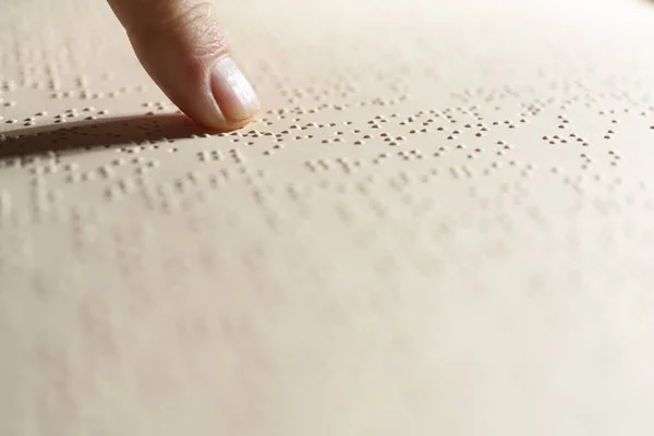 Palec Przeczytaniu Strony Napisanej Alfabetem Braille Dotykowy System Odczytu Dla — Zdjęcie stockowe