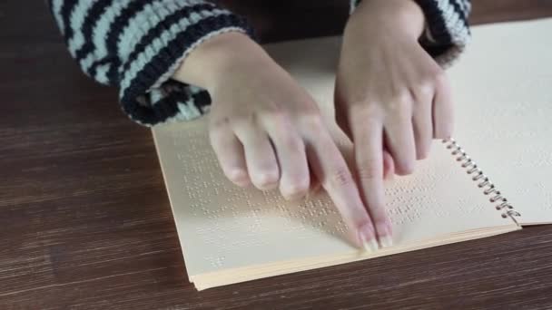 Una Ragazza Mentre Legge Pagina Libro Scritto Alfabeto Braille — Video Stock